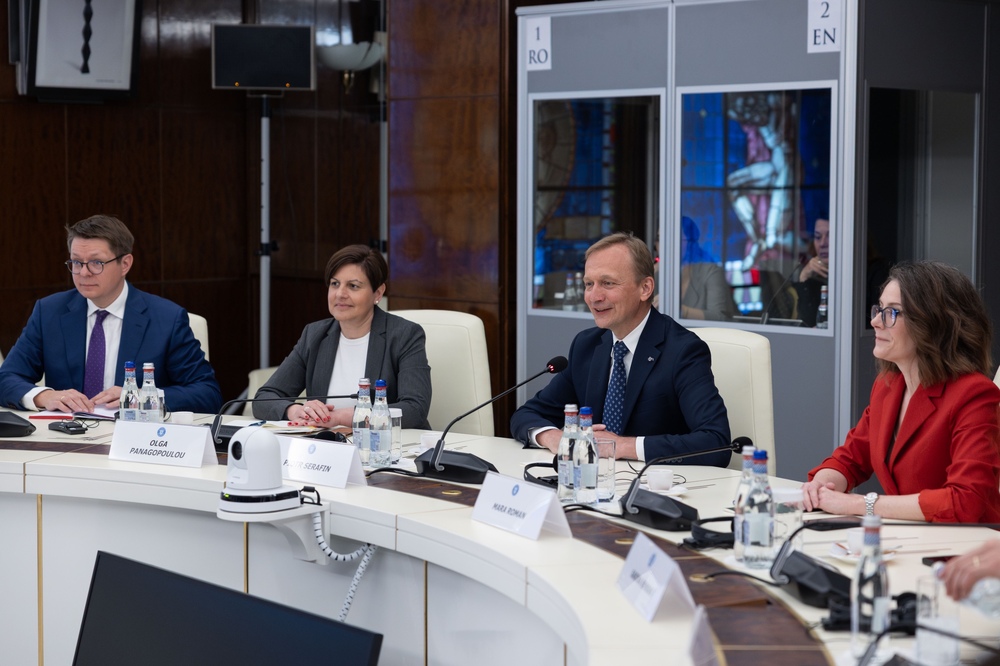 Еврокомисарят по бюджета Пьотър Серафин е на посещение в Румъния; днес той се срещна с Илие Боложан и Марчел Чолаку