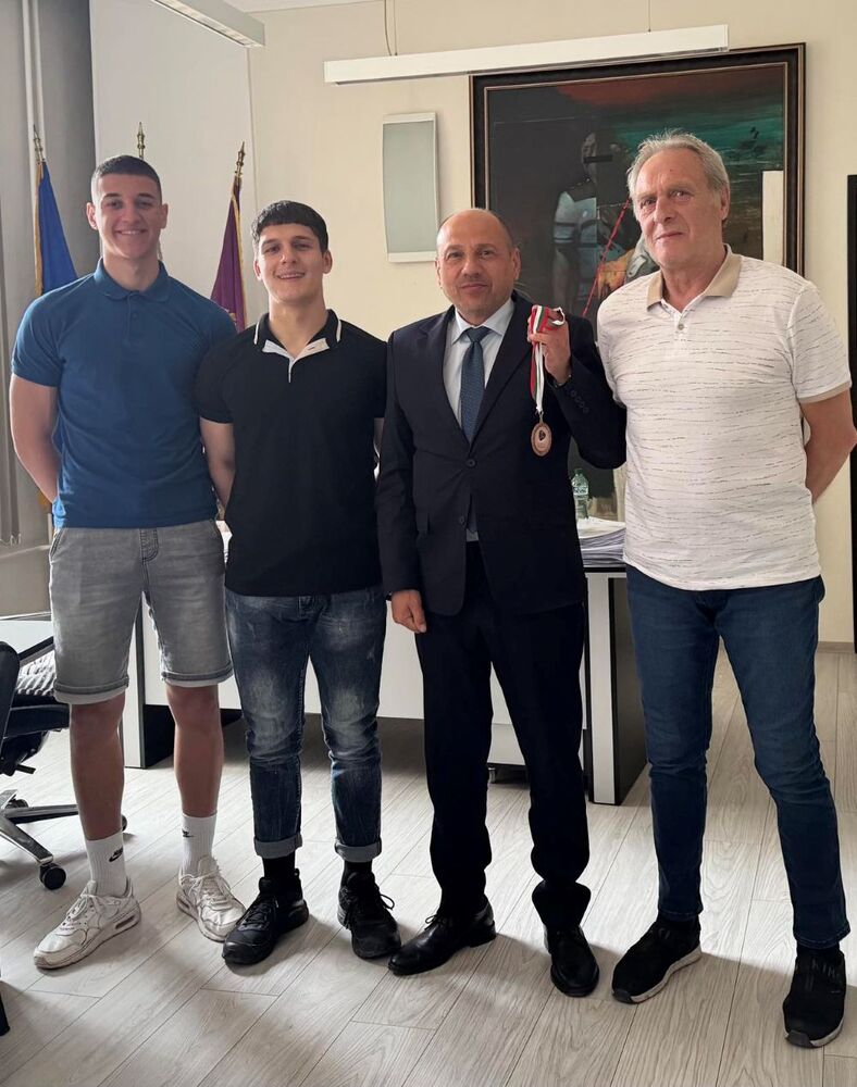 Хандбален клуб „Осъм“ подари бронзов медал от Купа България на Община Ловеч