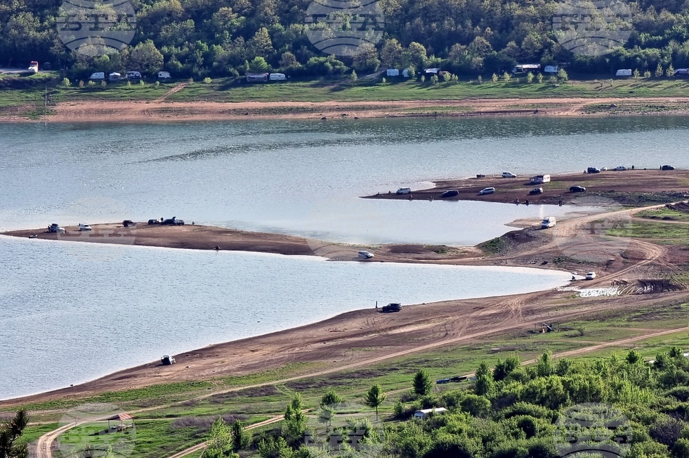 По бреговете на язовир „Огоста“ има незаконни постройки и бараки, каза областният управител на Монтана