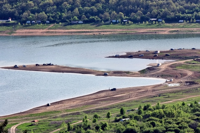 По бреговете на язовир „Огоста“ има незаконни постройки и бараки, каза областният управител на Монтана