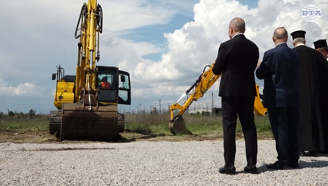 Волуяк става център на карго индустрията, каза Гроздан Караджов по време на "първата копка" на жп интермодалния терминал в района