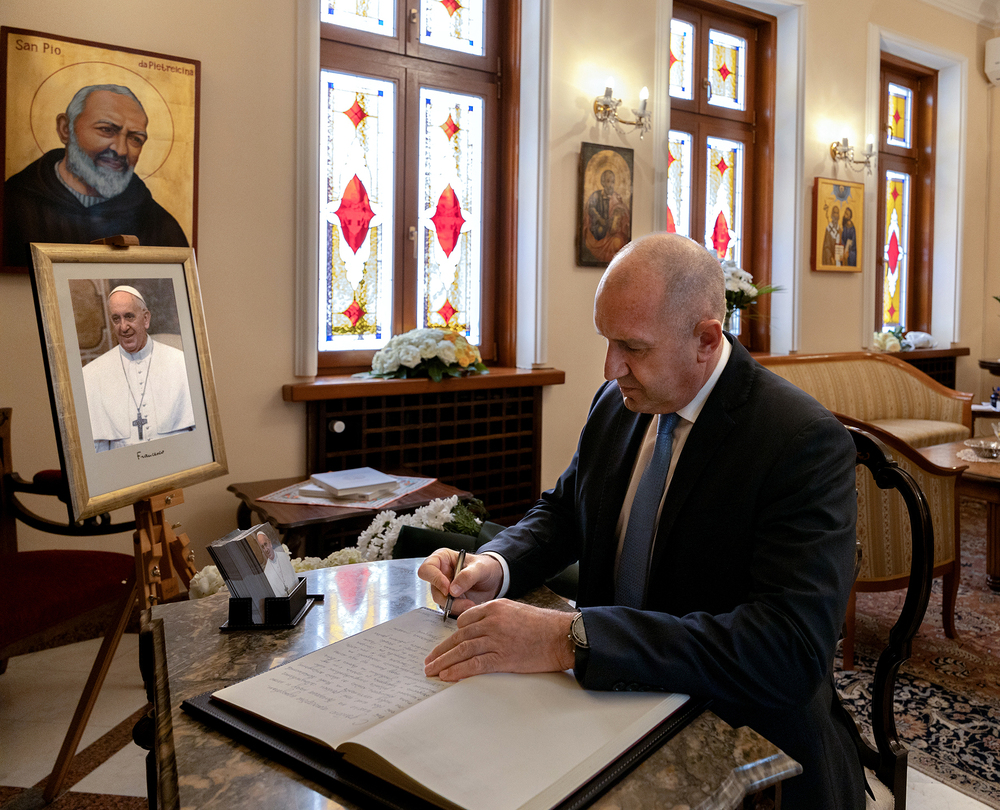 Държавният глава Румен Радев написа днес послание в съболезнователната книга, изложена в Апостолическата нунциатура в София по повод кончината на папа Франциск