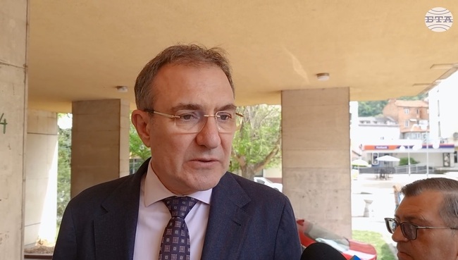 Нека са спокойни хората, които се притесняват, че би се вдигнала възрастта за пенсиониране, каза в Кюстендил министър Борислав Гуцанов