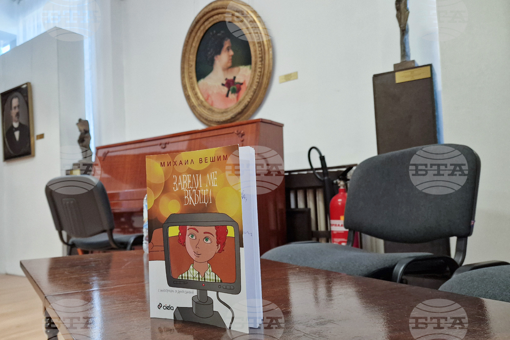 Писателят Михаил Вешим представи в Свищов книгата си „Заведи ме вкъщи“