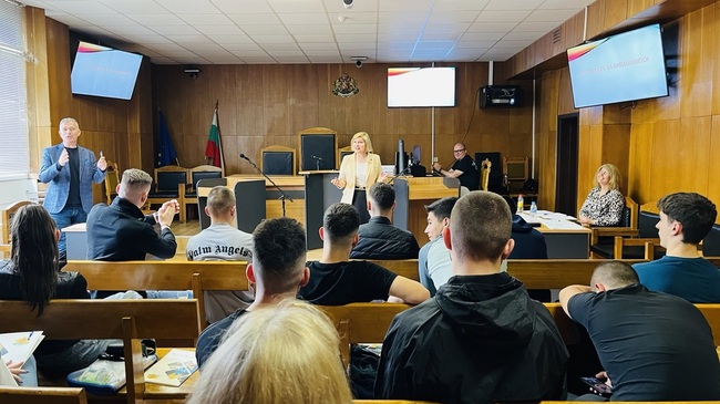 Ученици от ПМГ – гр. Кюстендил научиха как да сърфират безопасно в социалните мрежи, като участници в „Свободата да знаеш“ – образователен проект на Окръжен съд – Кюстендил и немската организация „Харта 22“