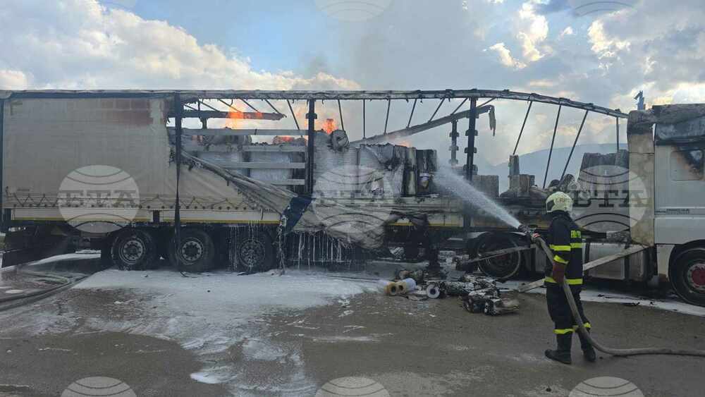 Огнеборци гасят пожар в тежкотоварен автомобил на шуменски булевард 