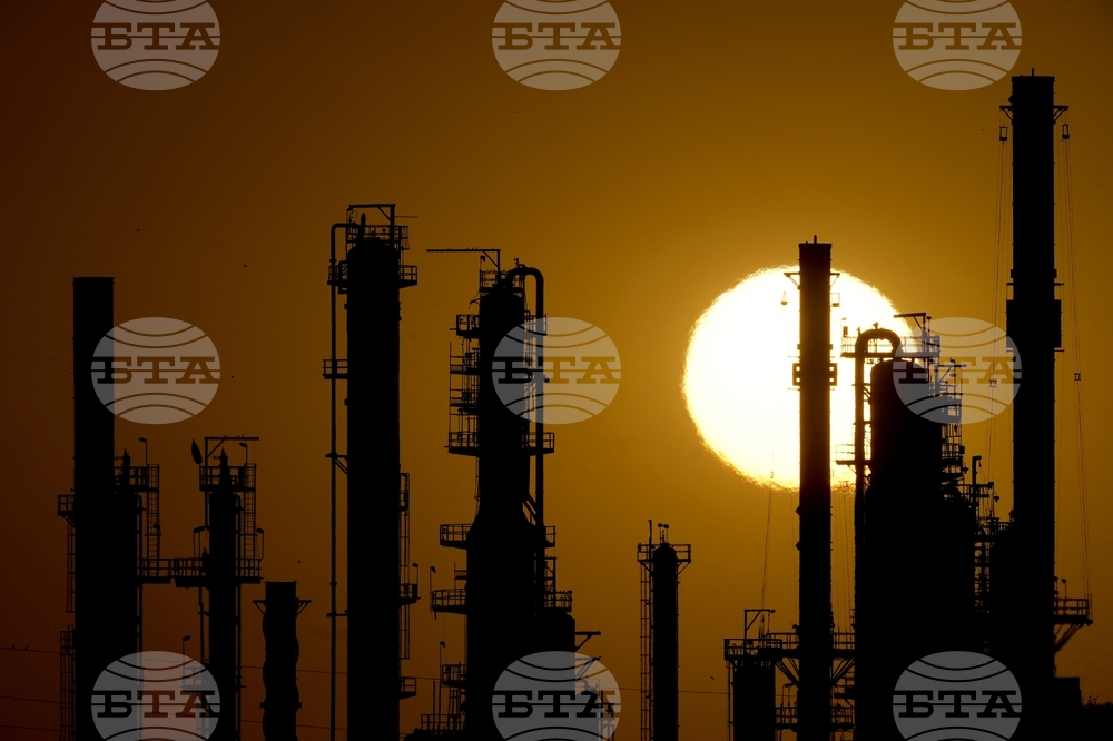 Петролът леко поскъпна на фона на оптимизма от американско-китайските преговори в Лондон