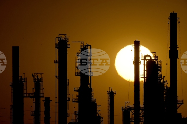 Петролът леко поскъпна на фона на оптимизма от американско-китайските преговори в Лондон