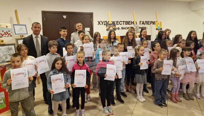 Млади таланти от школата на художника Бойко Павлов откриха своята изложба „Капчици цвят от детския свят“ в Самоков