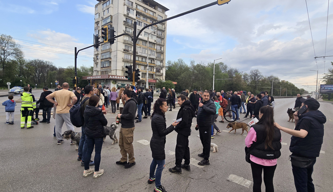 Residents of Sofia's Zaharna Fabrika Protest against Accommodation of Roma from Demolished Illegal Buildings in Borough