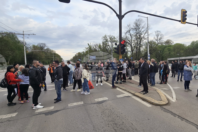 Жители на ж.к. ,,Захарна фабрика" в София излязоха на протест срещу настаняването на обитателите от съборените незаконни постройки в квартала