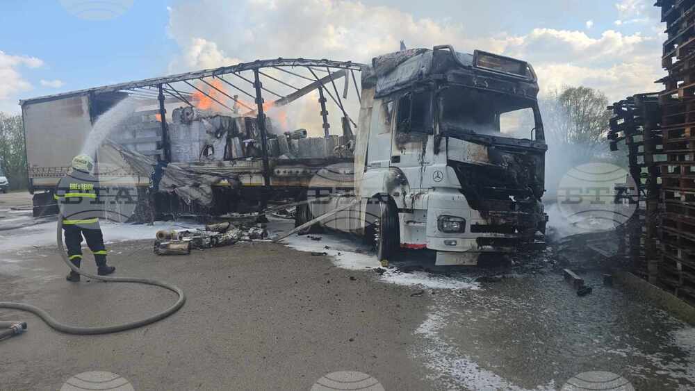 Тежкотоварен автомобил, около 15 тона стреч фолио и 200 европалети са унищожени при пожар на булевард в Шумен 