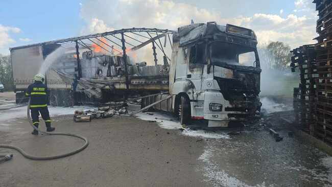 Огнеборци потушиха пожар в тежкотоварен автомобил на шуменски булевард