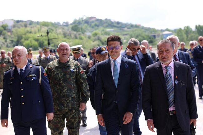 АТА: Албанските ВВС честват 74-тата си годишнина; време е за повторно отваряне на Авиационното училище, каза министърът на отбраната 