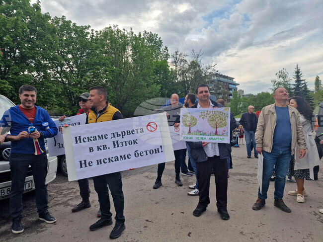 Жителите на столичния район „Изгрев“ излязоха на поредно протестно шествие срещу унищожаване на зелени площи в квартал „Изток“
