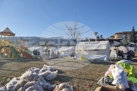 Турция - земетресение - Нурдагъ - бедстващи хора - палатков лагер