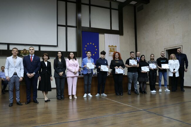 Наградиха победителите в конкурса за есе на тема „Благоевград и Европейският съюз – възможности за младите хора“ 