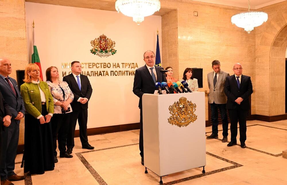 Министър Гуцанов след 100 дни: Защитихме най-уязвимите, работим за ръст на обезщетението за майчинство