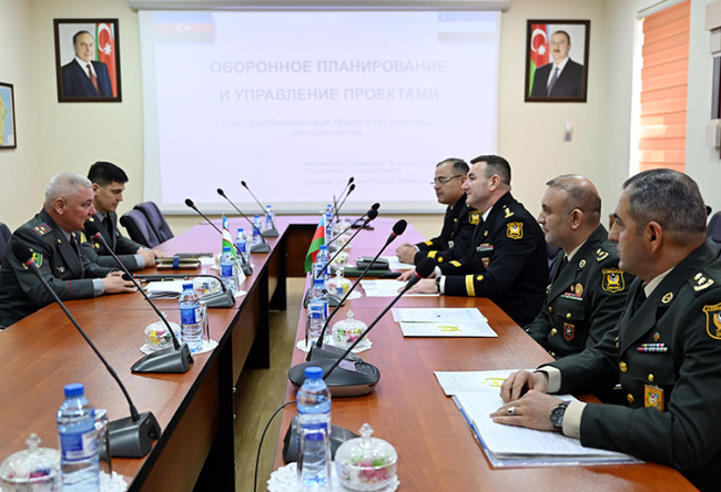 АЗЕРТАДЖ: Представители на министерствата на отбраната на Азербайджан и Узбекистан се срещнаха в Баку