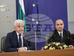 Министерски съвет - електрически влакове - подписване