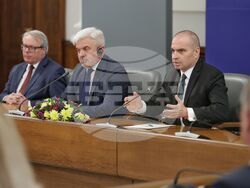 Министерски съвет - електрически влакове - подписване