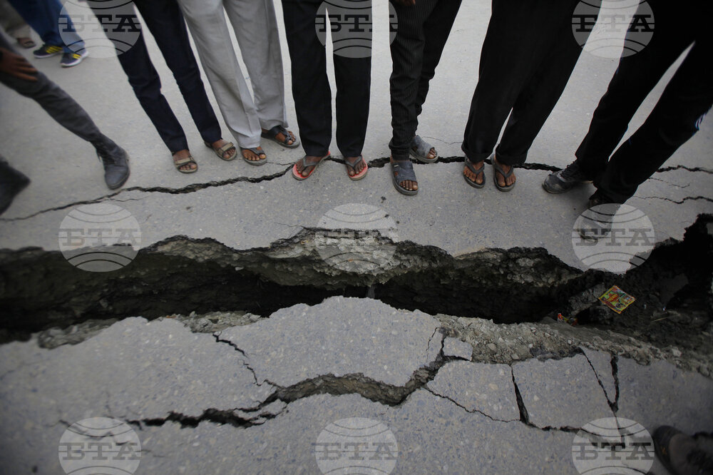 Гръцките власти разследват пукнатини в земята на остров Крит