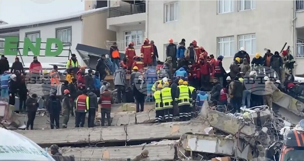 АТА: Албанският екип за търсене и спасяване продължава издирването на оцелели в суровите условия в засегнатата от земетресението Турция