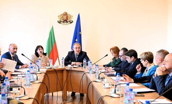 Министър Гуцанов обсъди със синдикатите и работодателите нуждата от засилен контрол върху доставчиците на обученията за заети и безработни