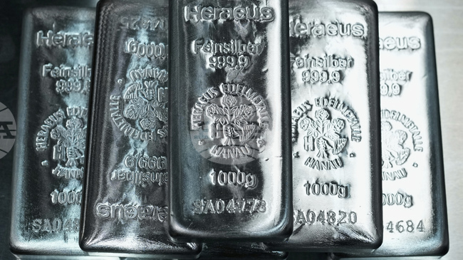 Цената на среброто премина границата от 60 долара за тройунция за пръв път в историята, оставяйки в сянка поскъпването на златото