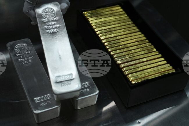 Златото достигна нов рекорд, поскъпвайки с 47 на сто от началото на 2025 г., а среброто е най-скъпо от 14 години