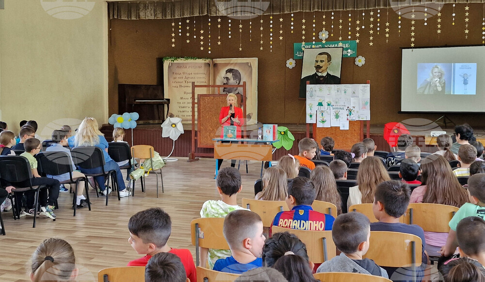 Свищов - литература - Катя Антонова - среща с ученици