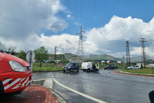 Криминално проявен е задържан, след като оставил краден автомобил на кръгово кръстовище в Сливен и побягнал