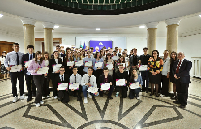 МОН: Талантливи ученици с награди за проучвания на диабета, роботиката и космоса