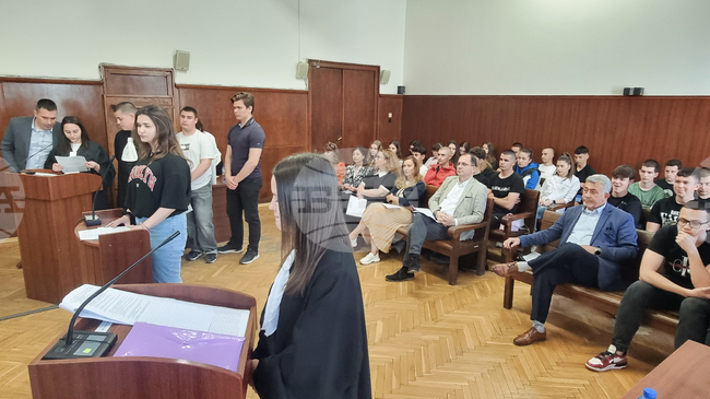 "Извършители" на грабеж пред дискотека бяха осъдени в симулативен процес в Съдебната палата в Хасково