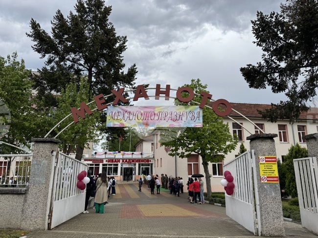 С официална церемония казанлъшката Професионална гимназия „Иван Хаджиенов“ отбеляза 100-годишнината от създаването си 