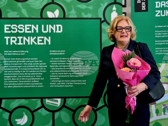 Посланикът на Австрия откри пътуваща изложба за климата в Немската езикова гимназия в Бургас