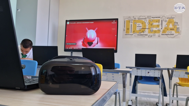 В самоковско училище откриха СТЕМ кабинети по география и икономика, информационни технологии и природни науки