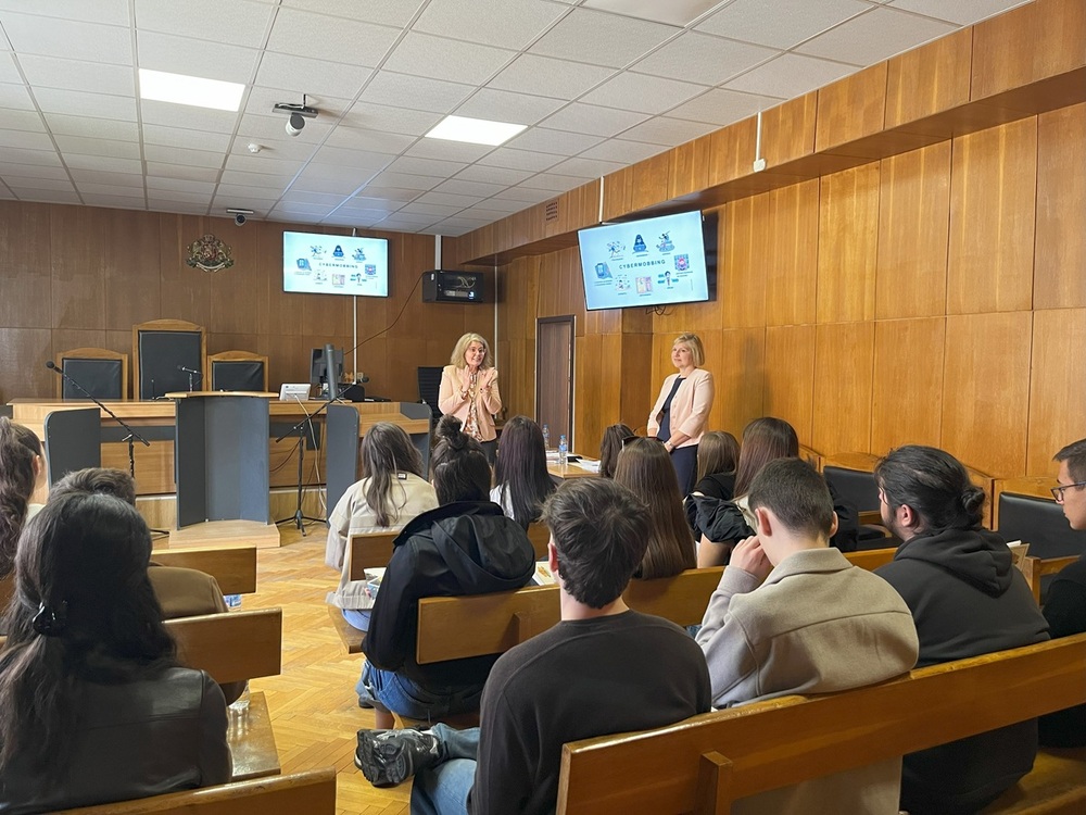 Кибертормоз и какви са правата ни в социалните мрежи, ученици от Езикова гимназия бяха участници в „Свободата да знаеш“ – проект на Окръжен съд – Кюстендил и немската организация с нестопанска цел „Харта 22“