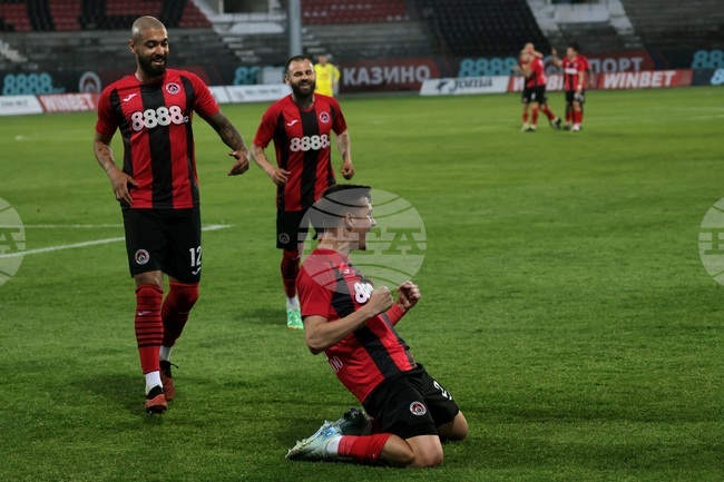 Локомотив София направи голяма крачка към оставането в Първа лига с победа над Ботев Враца