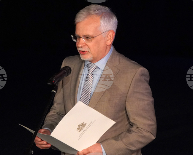 МОН е твърдо решено да увеличи часовете по математика и природни науки, каза заместник-министърът акад. Николай Витанов