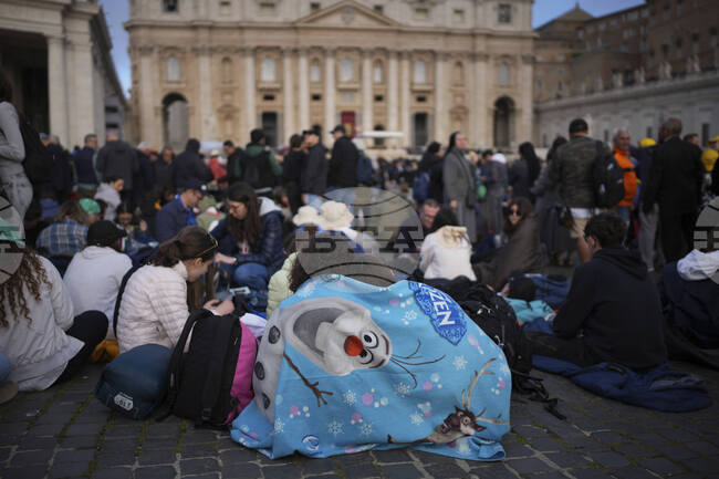 АНСА: Започнаха да пускат първите поклонници на площад "Свети Петър" за погребението на папа Франциск; мнозина са чакали от снощи