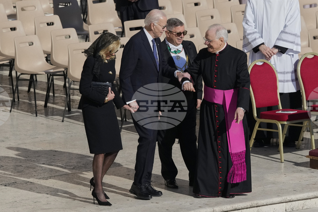 Ковчегът на папа Франциск ще бъде на папамобил; официалните гости започнаха да идват на церемонията