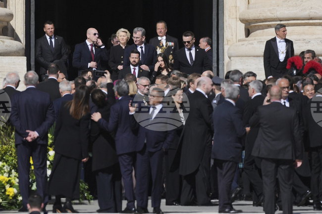 Около 140 000 души вече има в района на площад "Свети Петър" във Ватикана