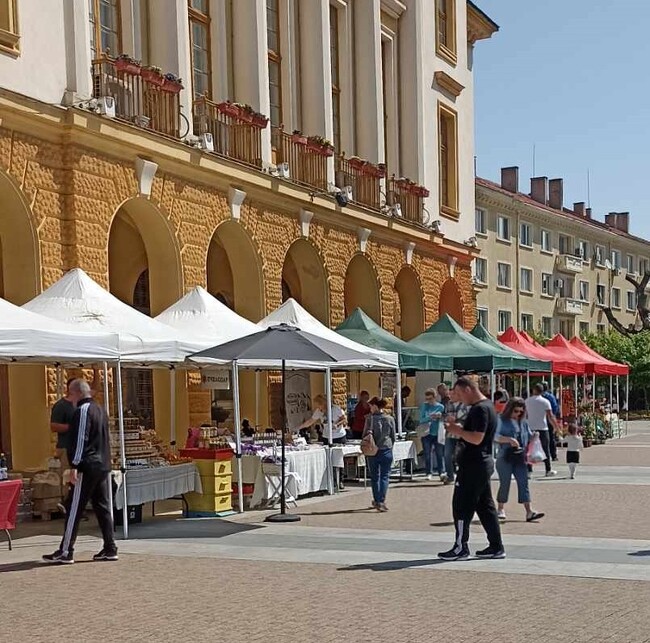 Месни продукти, тестени изделия, декорация за дома и бижута са сред продуктите на поредния фермерски пазар днес в Сливен