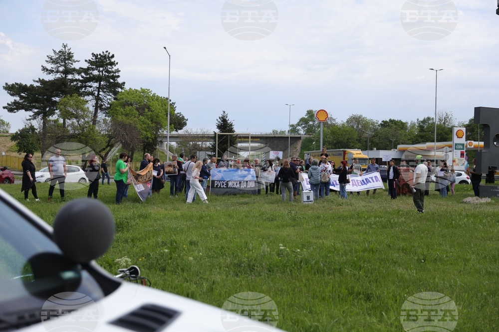 Protesters Block Traffic near Danube Bridge in Ruse