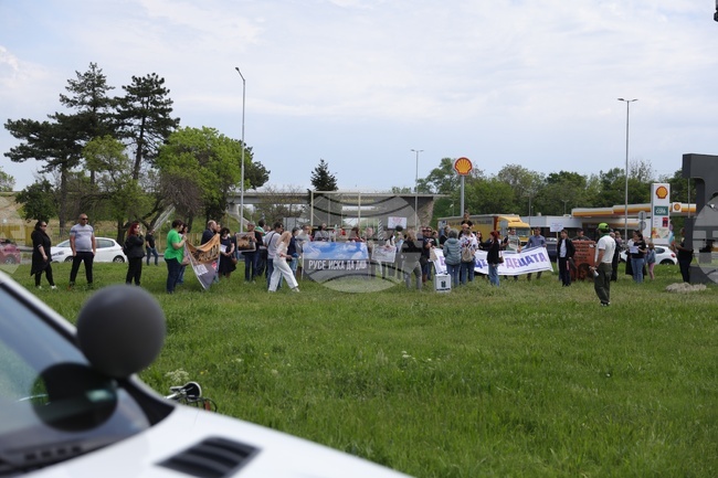 Protesters Block Traffic near Danube Bridge in Ruse