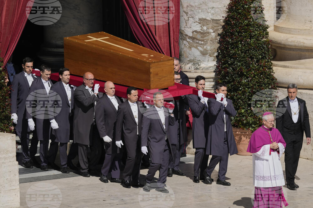 Документ, обобщаващ живота и делата на папа Франциск, е бил поставен в ковчега му снощи