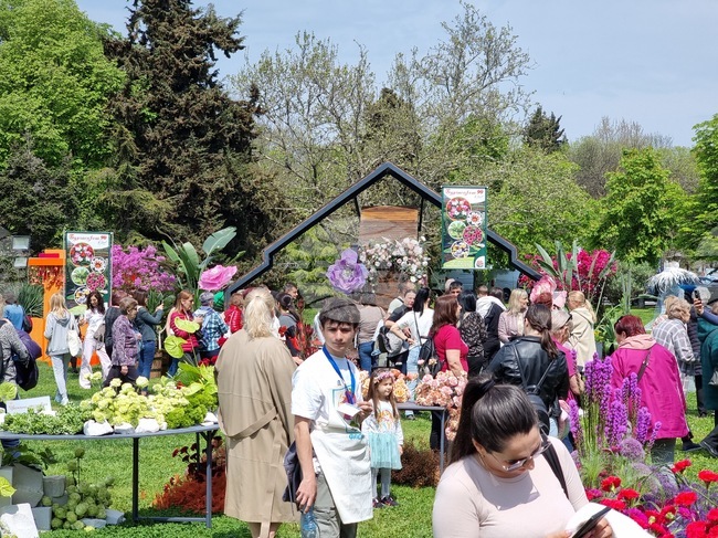Откриха юбилейното издание на изложението на цветя "Флора" в Бургас 