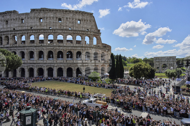 150 000 души са проследили по улиците на Рим траурната процесия за папа Франциск