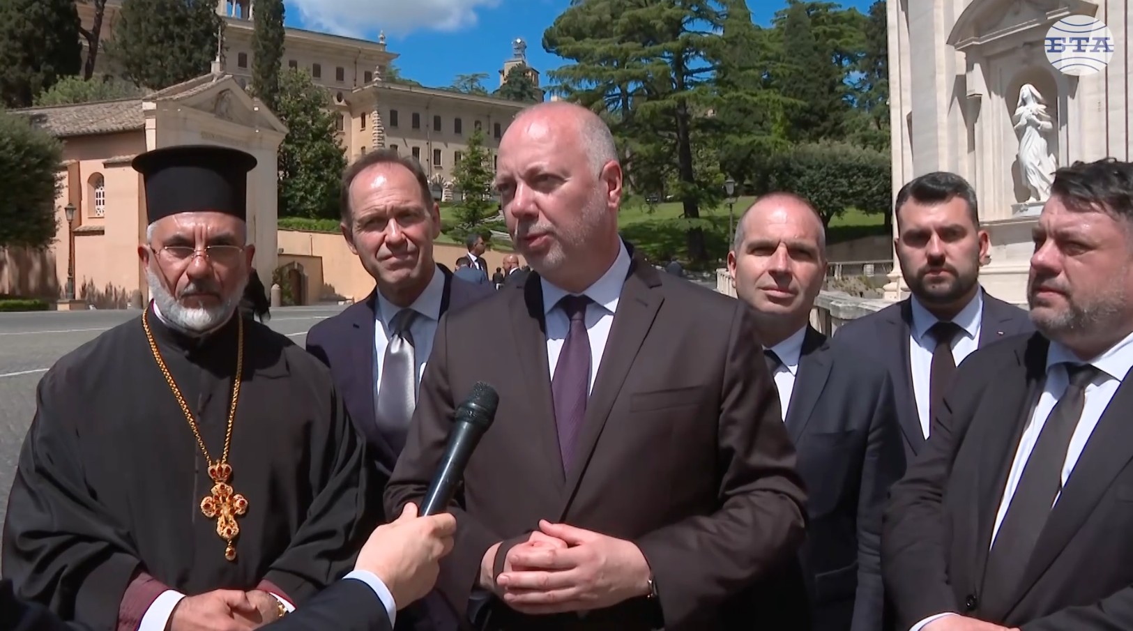 В сърцата и умовете на хората папа Франциск ще остане с благия си нрав и с делото си, каза премиерът Росен Желязков